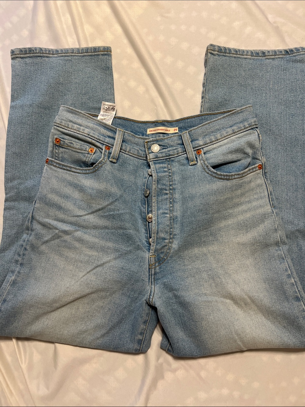 Light Wash Levi’s ribcage straight jeans